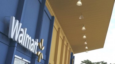 Литва просит Walmart изъять из торговли майки с советской символикой