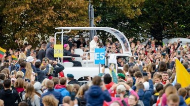 Десятки тысяч молодых людей собрались на Кафедральной площади для встречи с папой (обновлено)