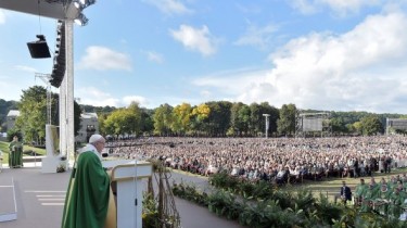 Более ста тысяч верующих собралось на богослужение папы Франциска в Каунасе (обновлено)