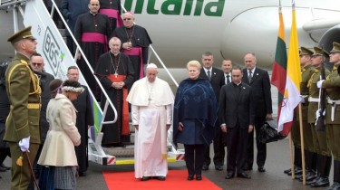 Премьер Литвы ободряет встретившую понтифика девочку, а тех, кто возмущался, называет мерзавцами