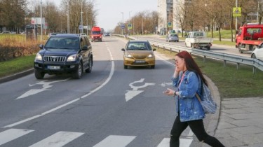 В Литве запрещено пользоваться мобильным телефоном на пешеходном переходе