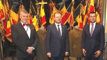 Премьер Литвы подарил бельгийскому музею военную форму межвоенной Литвы