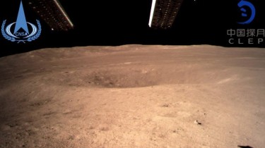 "Чанъэ-4" прислал первый снимок с обратной стороны Луны (видео)