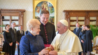 Президент поблагодарила папу римского за визит в Литву, вручила подарки