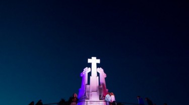 Три креста в Вильнюсе окрасятся в цвета флага Франции