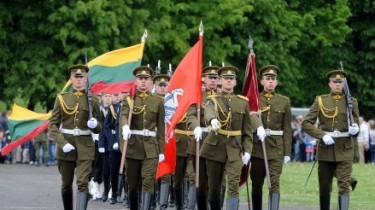 Литовские солдаты промаршируют на параде в Варшаве