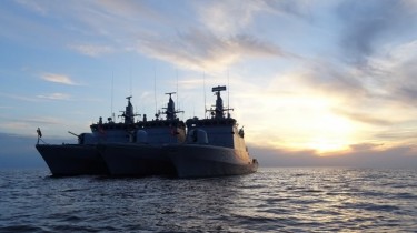 Литовский военный корабль участвует в учениях вместе с немецкой подводной лодкой
