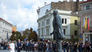 Поклонившись Й. Басанавичюсу, Г. Науседа предупредил об угрозах национальной идентичности