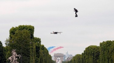 Француз Фрэнки Запате пересек Ла-Манш на "летающей доске"