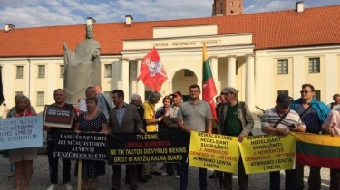 Несколько сотен человек в Вильнюсе протестовали против снятия памятных досок
