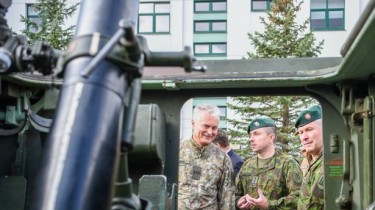 Президент Литвы, надевший военную форму: хочу всем своим существом быть с военными