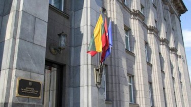 МИД предлагает запретить въезд в Литву китаянке, осквернившей кресты за гонконгцев