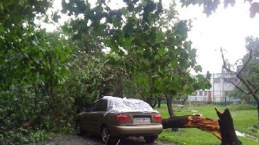 Cильный ветер, пронесшийся над Литвой  унес одну жизнь, 13 автомобилей повреждены