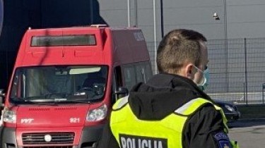 Полиция: в течение суток через КПП в Каунас не пропущено почти 3,5 тыс. машин (обновлено)