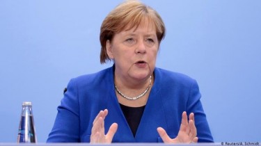 Меркель предостерегает от поспешного снятия локдауна