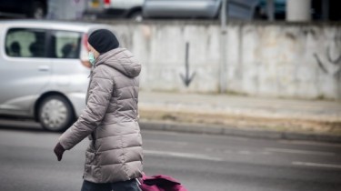 Кабмин в среду намерен вернуть обязательное ношение масок в закрытых помещениях (дополнено)