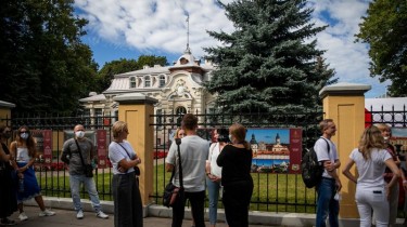 Перед окончанием голосования - очереди у посольства Беларуси в Вильнюсе