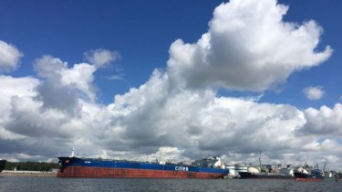 В Клайпедском морском порту разлилось дизельное топливо, идет оценка ущерба