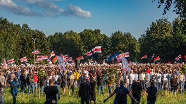 В Литве раскупаются исторические флаги Беларуси (СМИ)