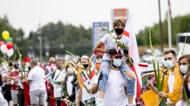 Около 50 тыс. человек встали в живую цепь в Литве, чтобы поддержать белорусов