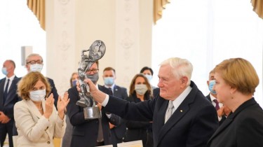 В. Адамкусу вручена награда президента Польши Л. Качиньского (дополнено)