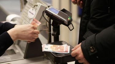 Трехсторонний совет продолжит рассмотрение роста зарплат в Литве