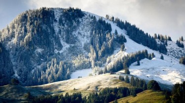 Жители Австрии и Швейцарии были удивлены неожиданным обильным снегопадом.