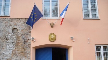 У работников посольства Франции, заразившихся вирусом, в Литве было 26 контактов риска