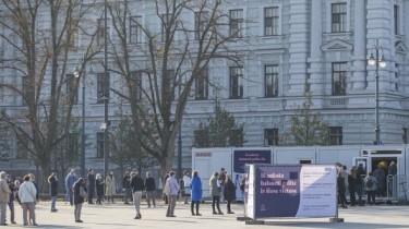 В последний день досрочного голосования очередь на Лукишкской площади была еще до открытия
