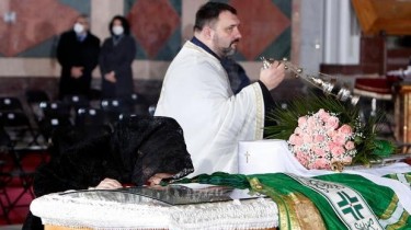 На похороны умершего от коронавируса сербского патриарха пришли тысячи людей