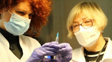 В первый день вакцинирования в Литве привиты более 2-х тысяч медработников