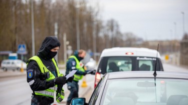 За праздники полиция не пропустила в другие уезды более 16 тыс. автомобилей