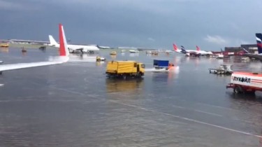 Самолеты в воде: в аэропорту Шереметьево затопило взлетно-посадочные полосы