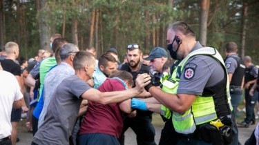 Протестующих силой оттеснили с дороги в Руднинкай, с беспорядками боролась полиция