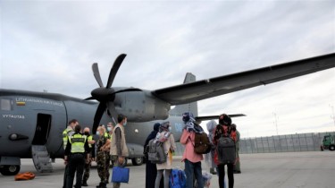 В Литву из Афганистана доставлены самолетом шесть граждан этой страны