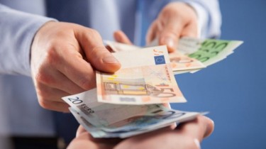 Кабмин утвердил повышение ММЗ до 730 евро ("на руки" -  518 евро)