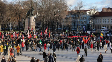 Более тысячи человек протестовали в Вильнюсе против прививок и ограничений, связанных c COVID-19