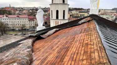 Ветер сорвал часть крыши с вильнюсского Кафедрального собора (дополнено)