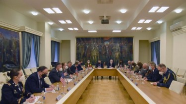 Глава Минобороны призывает союзников по НАТО расширять поддержку Литвы