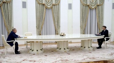 Reuters узнал, почему между Макроном и Путиным поставили большой стол