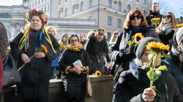 Несколько сотен человек собралось на акцию солидарности с женщинами Украины