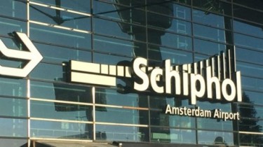 Из-за снегопада и гололедицы в Schiphol, крупнейшем аэропорту Нидерландов, отменили около 60 рейсов