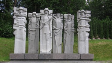 Вильнюс не станет спешить убирать советские реликты с кладбищ