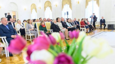 Руководители Литвы поздравили литовских матерей и опекунов с Днем матери.