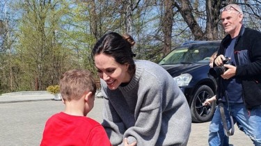Анджелина Джоли посетила эвакуированных детей Луганщины (фото)