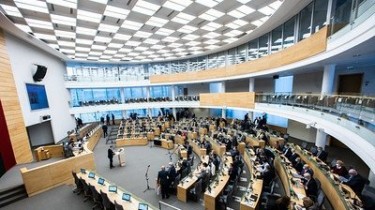Литовские депутаты не согласились отказываться от части выходной компенсации