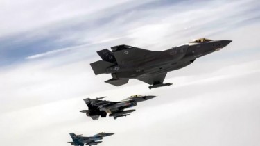 США: полет истребителей F-35 над Вильнюсом