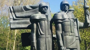 В Клайпеде начались работы по демонтажу советского монумента