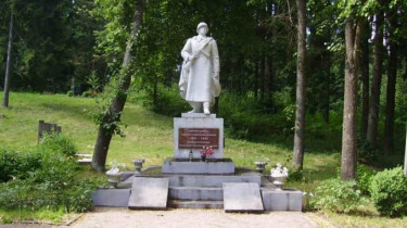 В Кельмском районе облит красной краской памятник советским воинам