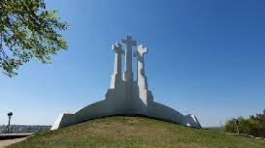 В память о Елизавете II мемориал Трех крестов в Вильнюсе окрасится в королевские цвета